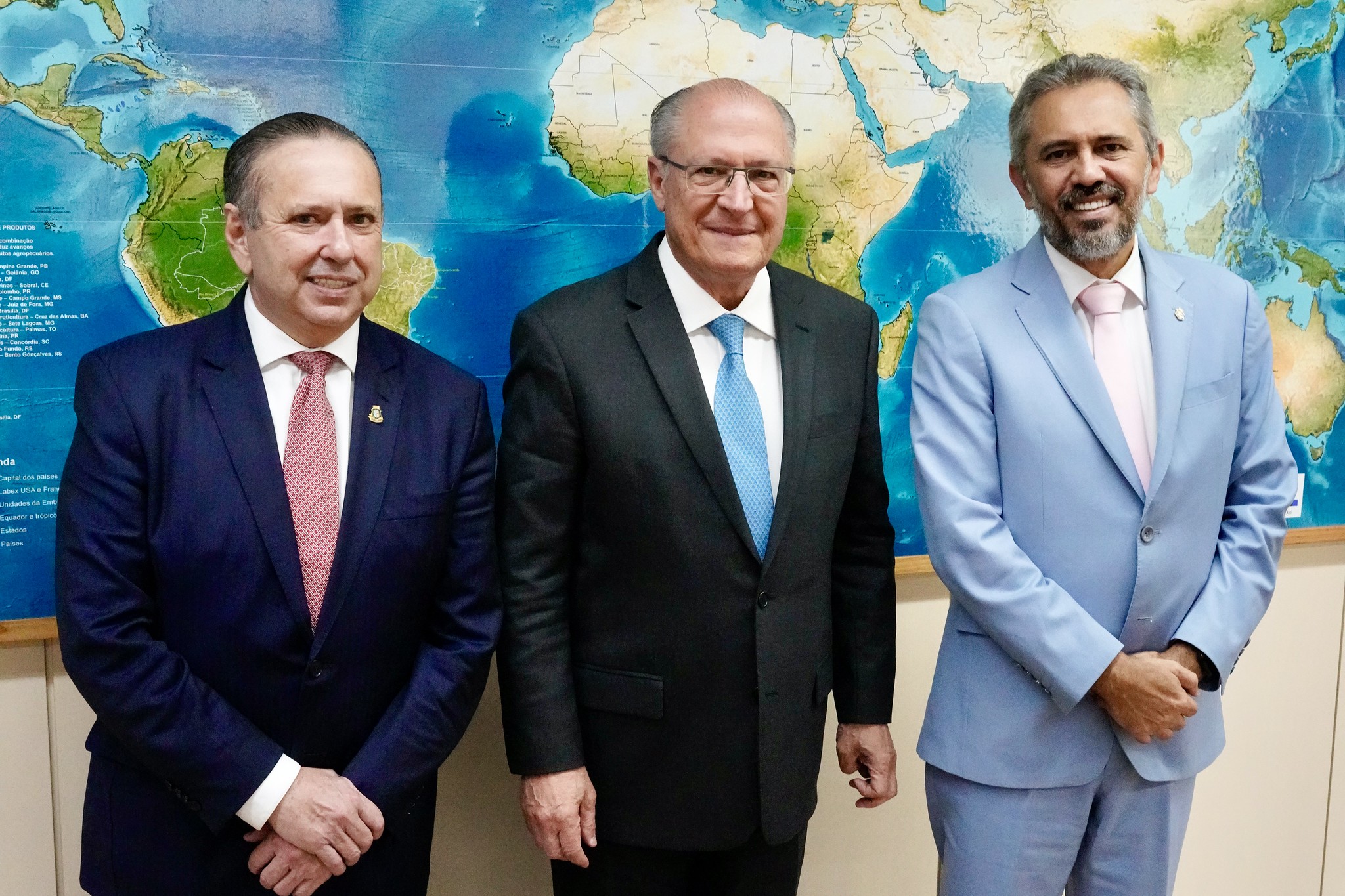 Pacote do Governo Federal deve contemplar exportadores do Ceará atingidos pelo tarifaço dos EUA, afirma governador Elmano